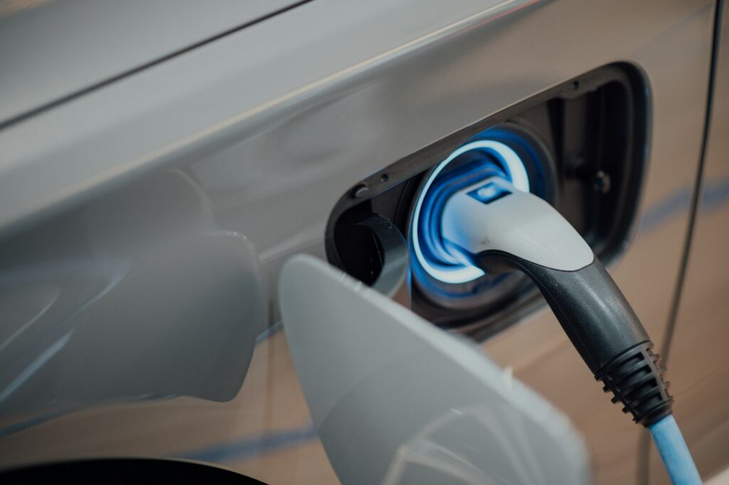 Vroom, vroom sau zumzăit electric? Viitorul condusului: mașini electrice vs. benzină
