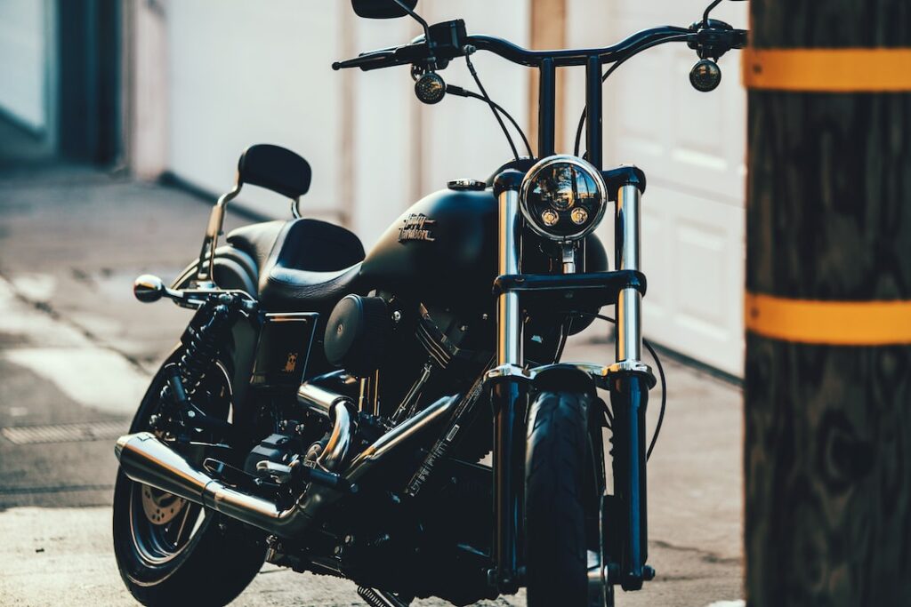 Adrenalina pe două roți: Ghidul motociclistului începător prin România