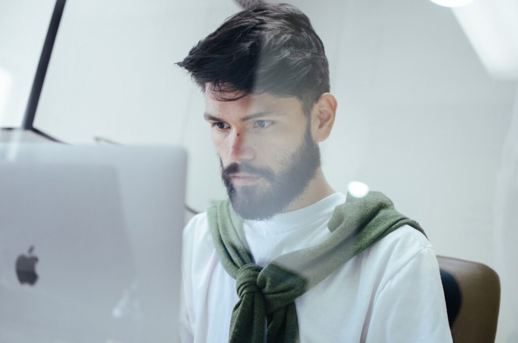 Tehnologii emergente în automobile și modul în care influențează afacerile din sectorul auto