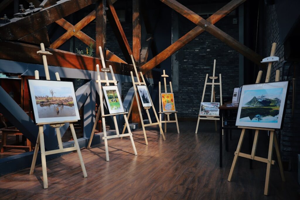 Ce avem noi aici: Întâlnindu-ne cu artiștii locali și admirând operele lor în galeriile de artă