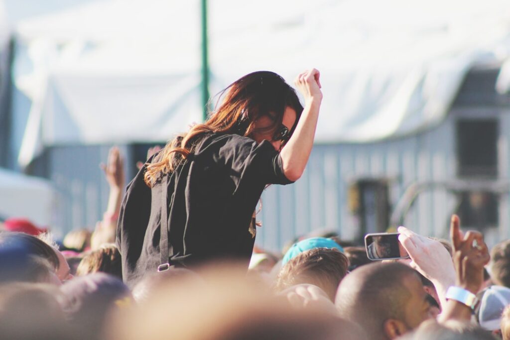 Ce avem noi aici: Pasiunea și Iubirea pentru Muzică și Dans în Festivalurile și Evenimentele Noastre Muzicale
