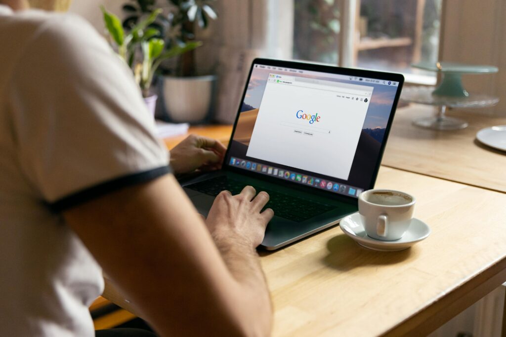 Studiu de caz: Cum a crescut un site cu 500% în trafic organic folosind AdverLink?