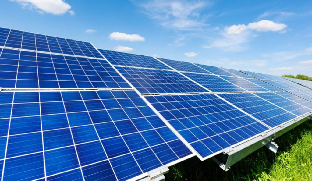 Panouri fotovoltaice și sisteme de irigație: Economii pentru fermieri