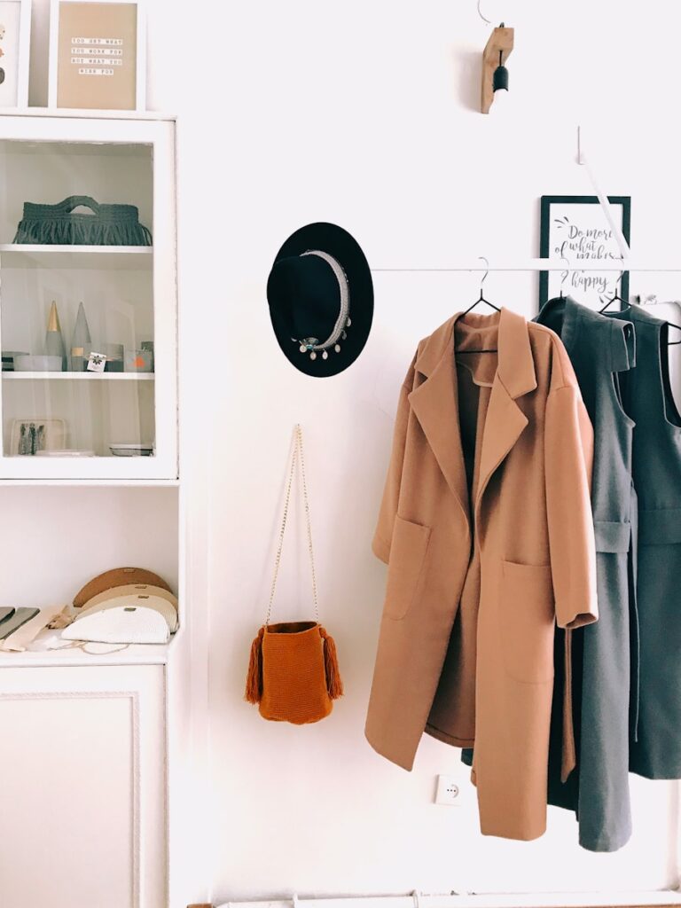 Arta alegerii unei garderobe capsule: Piese esențiale pentru orice femeie