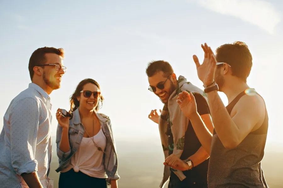 Photo people talking about happiness